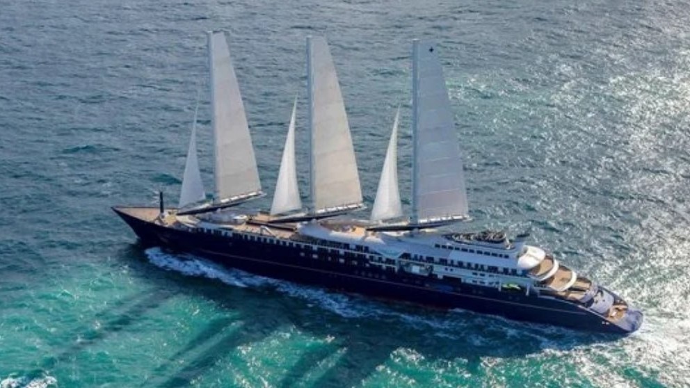 Найбільше у світі вітрильне круїзне судно «Orient Express Corinthian» передано власнику